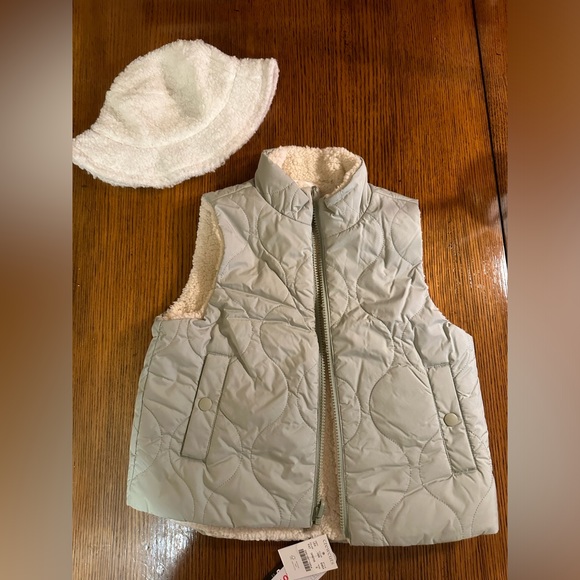 J. Crew  Girls’ reversible quilted vest with PrimaLoft & Sherpa Bucket Hat - Picture 8 of 9